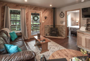 Starlight Cabin, 1 Bedroom, Sleeps 4, Great Views, Hot Tub, WiFi, HDTV